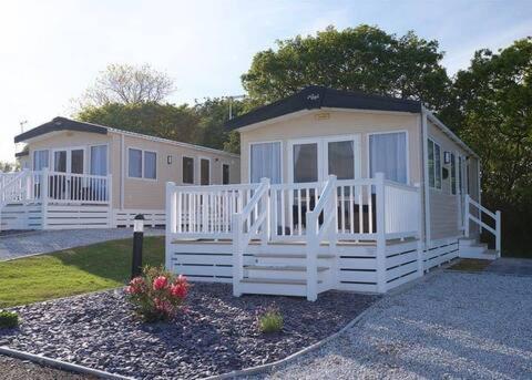 Our Goldfinch 1- Sleeps 2 Persons- Private Hot Tub-Pet Friendly-Tranquil Holiday Away From It All Yet Not Far From St Austell- The Holiday Home Has One Bedroom, Living And Dining Area, Equipped Kitchen-Decking-Outdoor Furniture-Fishing Lakes And More Grampound Exterior foto