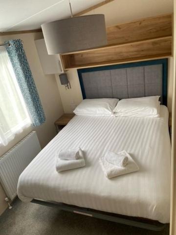 Our Goldfinch 1- Sleeps 2 Persons- Private Hot Tub-Pet Friendly-Tranquil Holiday Away From It All Yet Not Far From St Austell- The Holiday Home Has One Bedroom, Living And Dining Area, Equipped Kitchen-Decking-Outdoor Furniture-Fishing Lakes And More Grampound Exterior foto