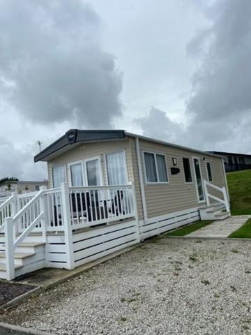 Our Goldfinch 1- Sleeps 2 Persons- Private Hot Tub-Pet Friendly-Tranquil Holiday Away From It All Yet Not Far From St Austell- The Holiday Home Has One Bedroom, Living And Dining Area, Equipped Kitchen-Decking-Outdoor Furniture-Fishing Lakes And More Grampound Exterior foto